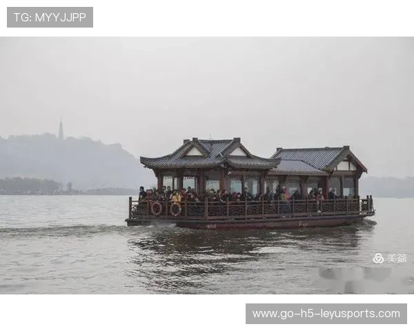 帆船的摇橹划水：无风时的原始动力，帆船 风浪